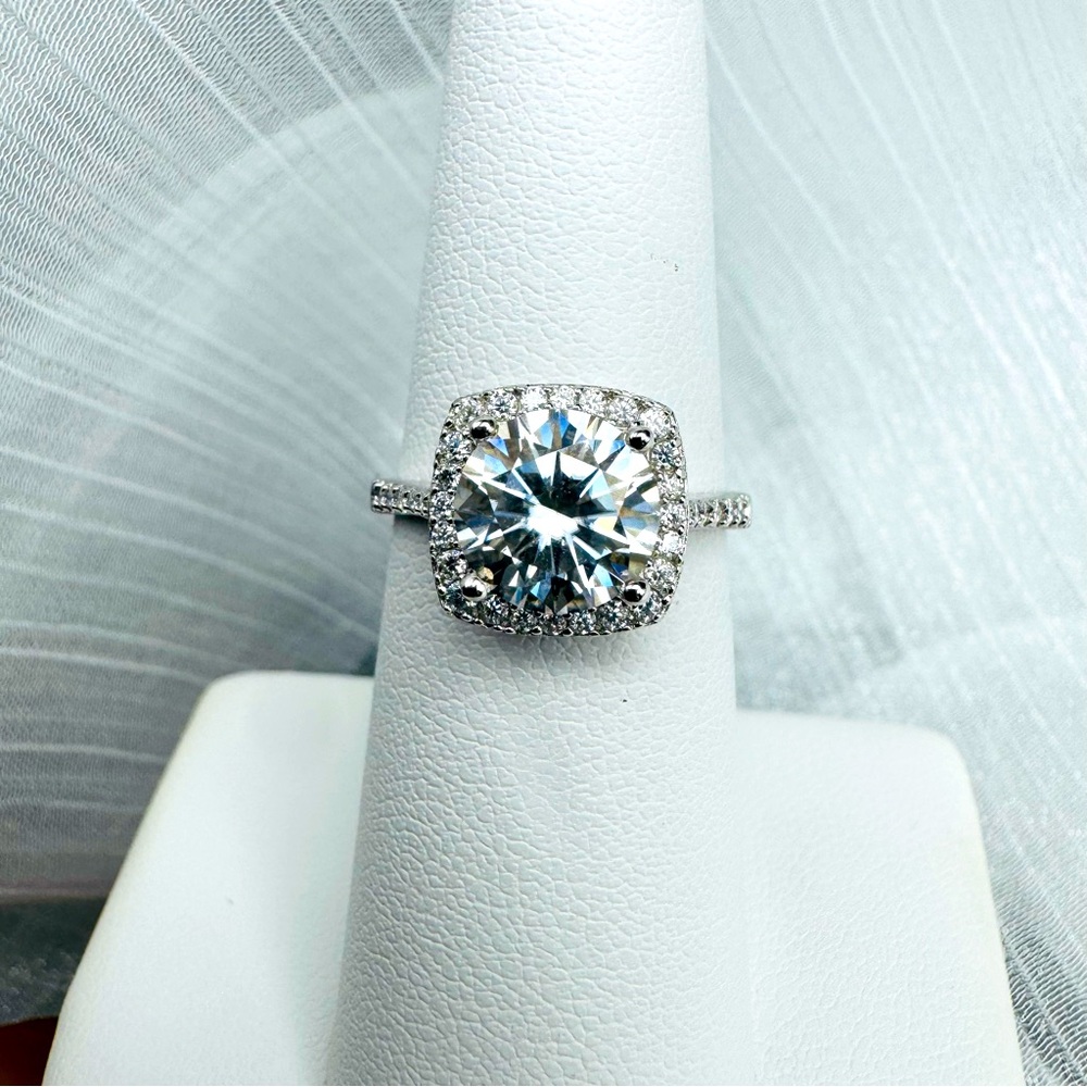 3.92 CT Moissanite Diamond Solitare Pavé Halo Ring - Picture 3 of 5